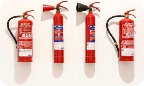Image illustration extincteur incendie traditionnels en espaces confinés tels que les tableaux, armoires et salles électriques